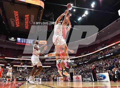 Thumbnail 3 in Bishop Montgomery vs. Mater Dei (CIF SS Open DIV Final) photogallery.