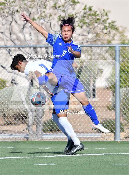Thumbnail 2 in Bishop Gorman vs Equipo Academy photogallery.