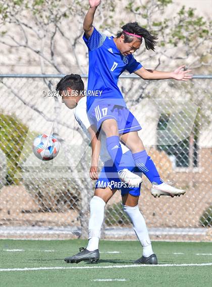Thumbnail 2 in Bishop Gorman vs Equipo Academy photogallery.