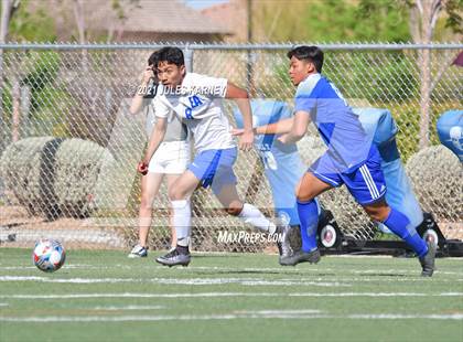 Thumbnail 3 in Bishop Gorman vs Equipo Academy photogallery.