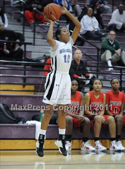 Thumbnail 2 in MacArthur vs. Windward (Nike Tournament of Champions) photogallery.