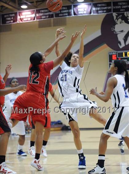 Thumbnail 1 in MacArthur vs. Windward (Nike Tournament of Champions) photogallery.