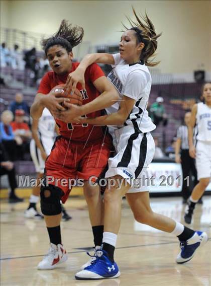 Thumbnail 3 in MacArthur vs. Windward (Nike Tournament of Champions) photogallery.