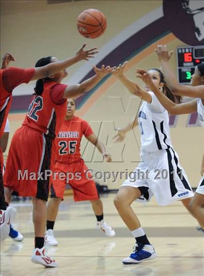 Thumbnail 2 in MacArthur vs. Windward (Nike Tournament of Champions) photogallery.