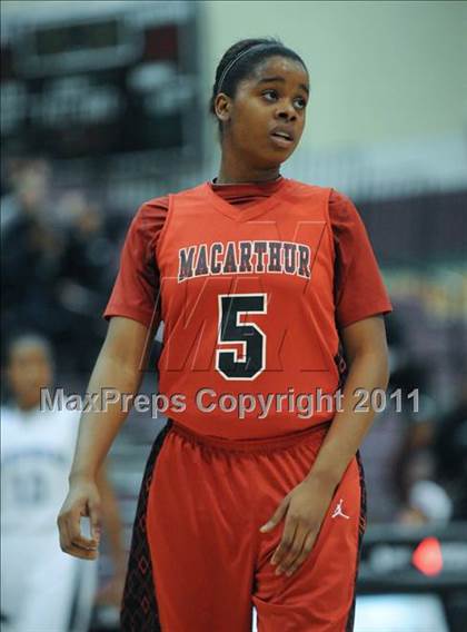 Thumbnail 3 in MacArthur vs. Windward (Nike Tournament of Champions) photogallery.