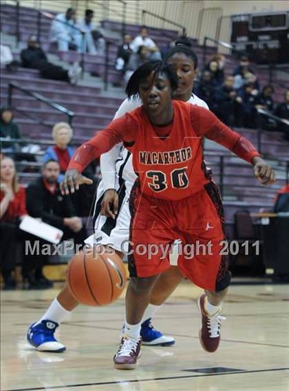 Thumbnail 2 in MacArthur vs. Windward (Nike Tournament of Champions) photogallery.