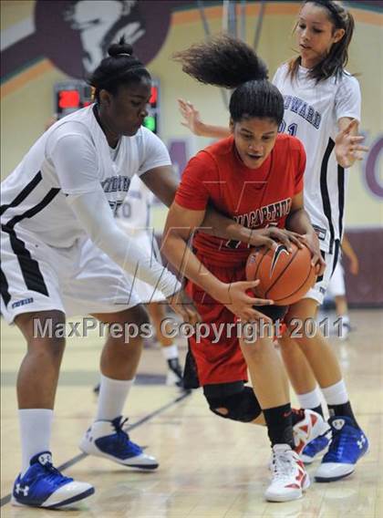 Thumbnail 1 in MacArthur vs. Windward (Nike Tournament of Champions) photogallery.