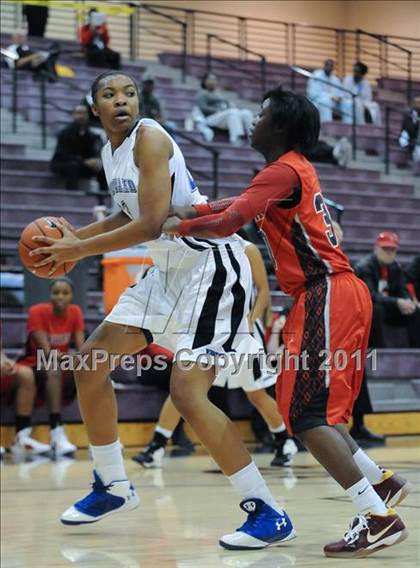 Thumbnail 1 in MacArthur vs. Windward (Nike Tournament of Champions) photogallery.
