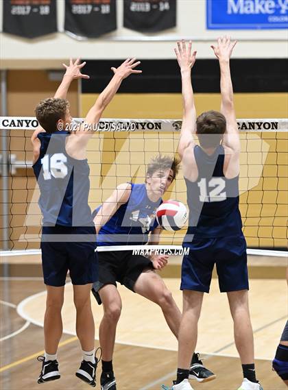 Thumbnail 3 in Legend vs. Valor Christian (CHSAA 5A Semi-Final) photogallery.