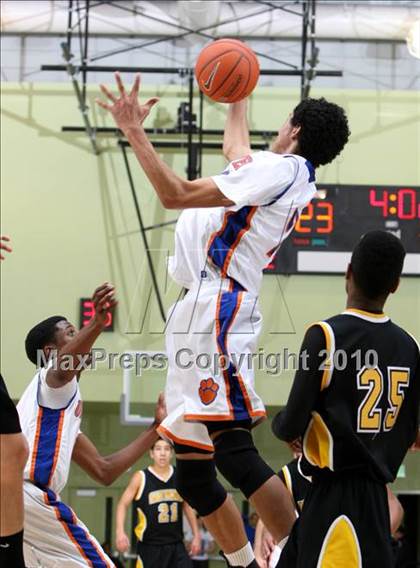 Thumbnail 1 in University vs. San Pedro (CIF LA City Section D2 Final) photogallery.