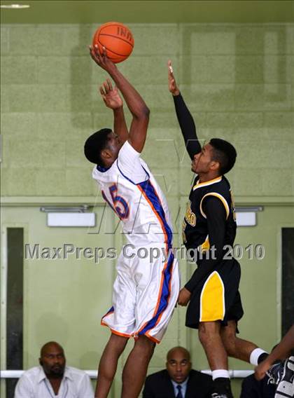 Thumbnail 1 in University vs. San Pedro (CIF LA City Section D2 Final) photogallery.