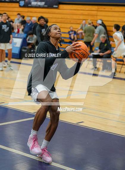 Thumbnail 1 in Deer Valley vs. Horizon (Hoopsgiving Tournament) photogallery.