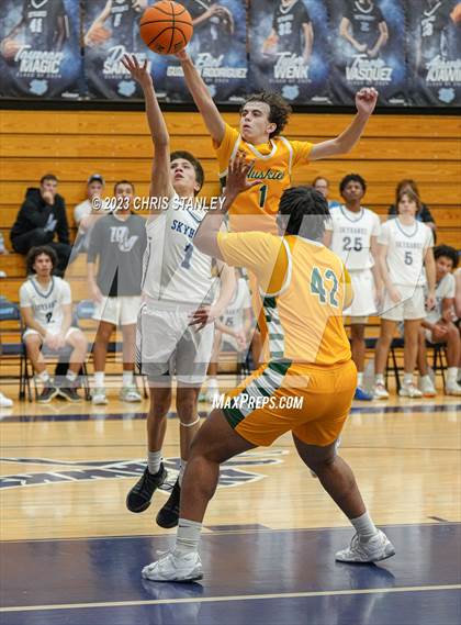 Thumbnail 1 in Deer Valley vs. Horizon (Hoopsgiving Tournament) photogallery.