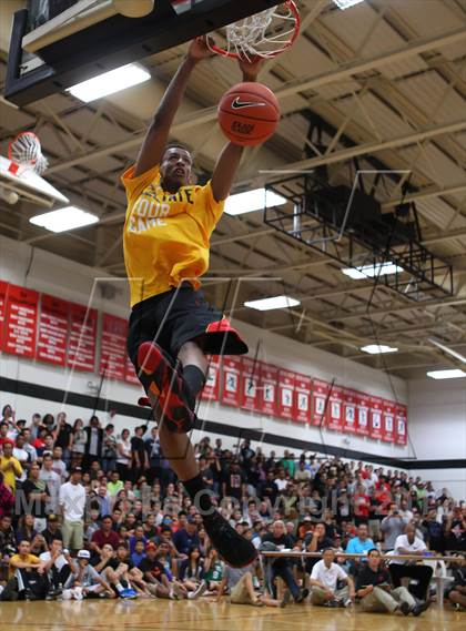 Thumbnail 3 in Iolani Classic Slam Dunk Contest  photogallery.