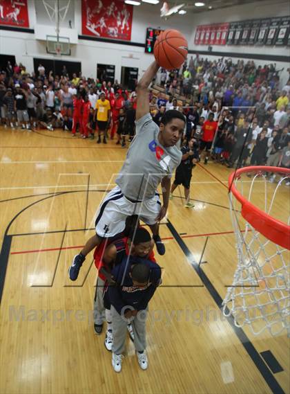 Thumbnail 1 in Iolani Classic Slam Dunk Contest  photogallery.