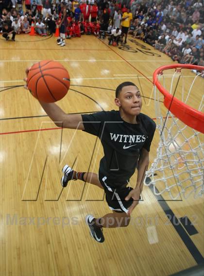 Thumbnail 2 in Iolani Classic Slam Dunk Contest  photogallery.