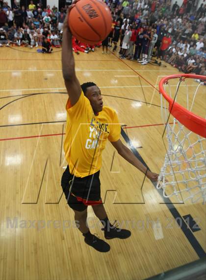 Thumbnail 2 in Iolani Classic Slam Dunk Contest  photogallery.
