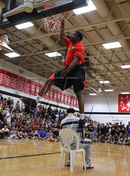 Thumbnail 2 in Iolani Classic Slam Dunk Contest  photogallery.
