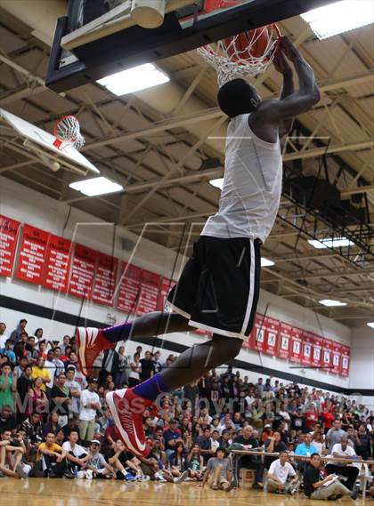 Thumbnail 2 in Iolani Classic Slam Dunk Contest  photogallery.