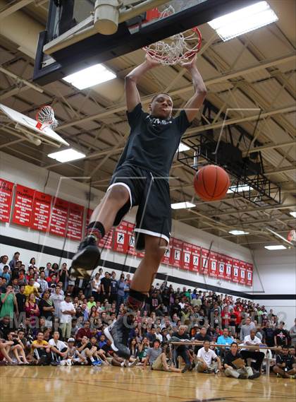Thumbnail 1 in Iolani Classic Slam Dunk Contest  photogallery.