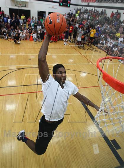 Thumbnail 1 in Iolani Classic Slam Dunk Contest  photogallery.