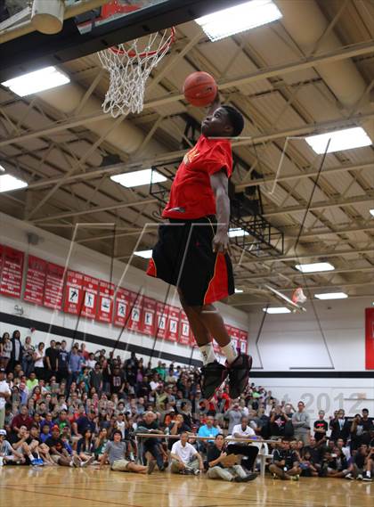 Thumbnail 2 in Iolani Classic Slam Dunk Contest  photogallery.