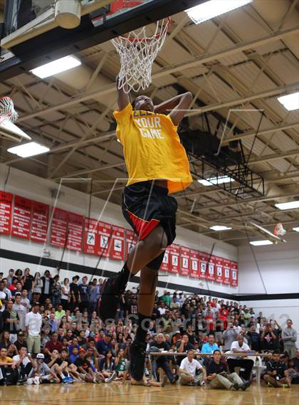 Thumbnail 1 in Iolani Classic Slam Dunk Contest  photogallery.
