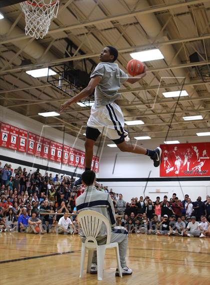 Thumbnail 1 in Iolani Classic Slam Dunk Contest  photogallery.