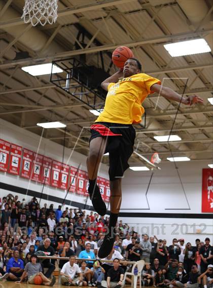 Thumbnail 1 in Iolani Classic Slam Dunk Contest  photogallery.