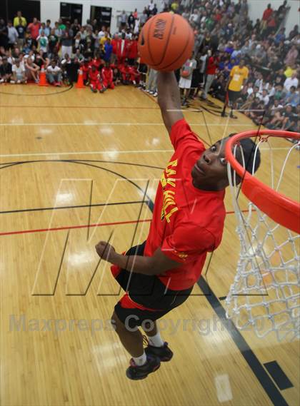 Thumbnail 1 in Iolani Classic Slam Dunk Contest  photogallery.