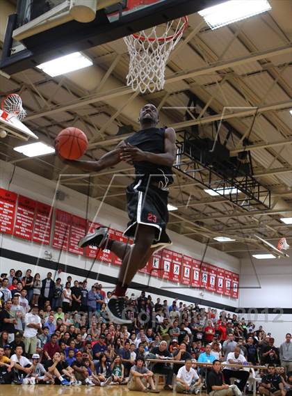 Thumbnail 1 in Iolani Classic Slam Dunk Contest  photogallery.