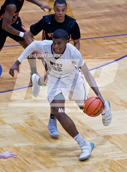 Thumbnail 3 in Belleville West vs. Webster Groves photogallery.