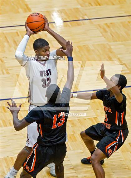 Thumbnail 3 in Belleville West vs. Webster Groves photogallery.