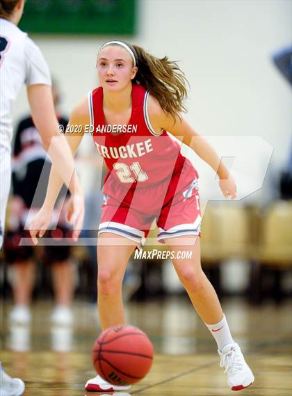 Thumbnail 2 in Truckee vs. Fernley (NIAA 3A Northern Championship) photogallery.