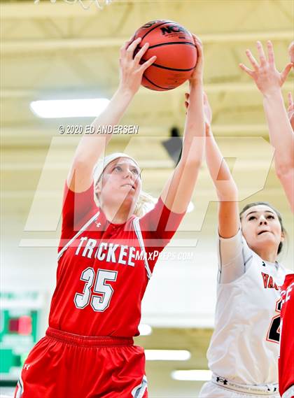 Thumbnail 1 in Truckee vs. Fernley (NIAA 3A Northern Championship) photogallery.