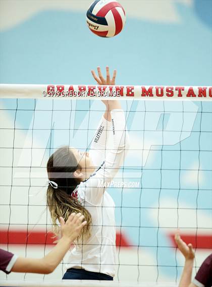 Thumbnail 2 in Red Oak vs Grapevine photogallery.