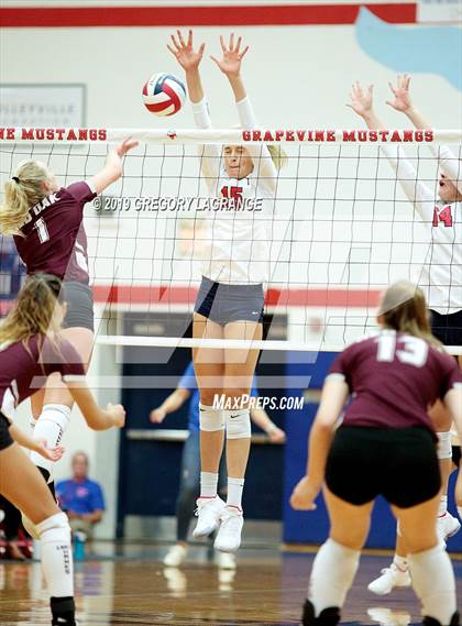 Thumbnail 3 in Red Oak vs Grapevine photogallery.
