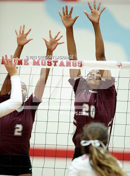 Thumbnail 3 in Red Oak vs Grapevine photogallery.