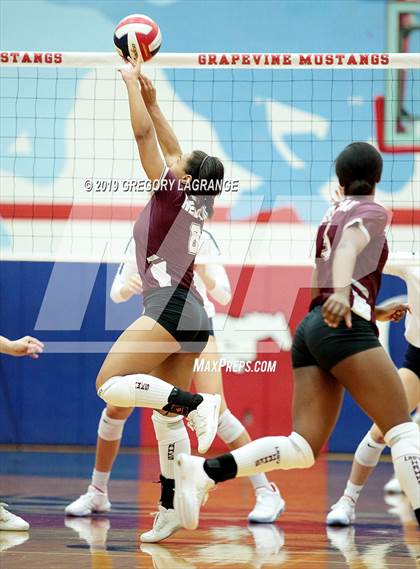 Thumbnail 1 in Red Oak vs Grapevine photogallery.