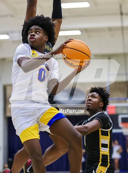 Thumbnail 3 in Edison vs. Clovis photogallery.