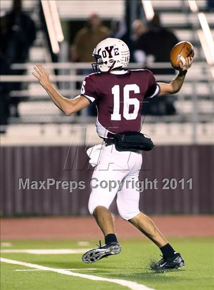 Thumbnail 1 in Cameron Yoe vs. Tatum (Class 2A Division 1 Quarterfinals) photogallery.