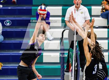 Thumbnail 2 in Douglas County vs. Grandview (CHSAA 5A Round 1) photogallery.