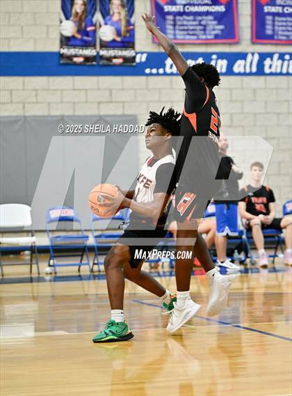 Thumbnail 2 in Countryside vs Skills Center Elite. (Hoopvibe - Preseason) photogallery.