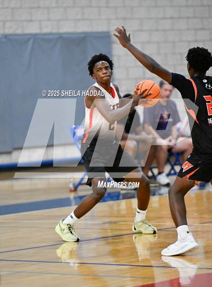 Thumbnail 3 in Countryside vs Skills Center Elite. (Hoopvibe - Preseason) photogallery.