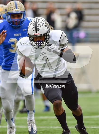 Thumbnail 3 in Rockdale vs. Malakoff (UIL 3A Regional Playoff) photogallery.