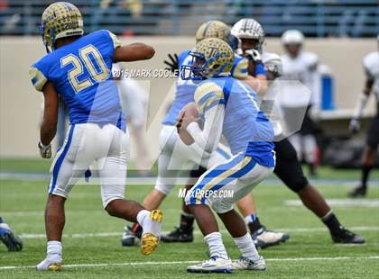 Thumbnail 1 in Rockdale vs. Malakoff (UIL 3A Regional Playoff) photogallery.