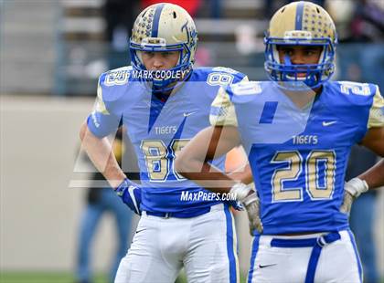 Thumbnail 3 in Rockdale vs. Malakoff (UIL 3A Regional Playoff) photogallery.