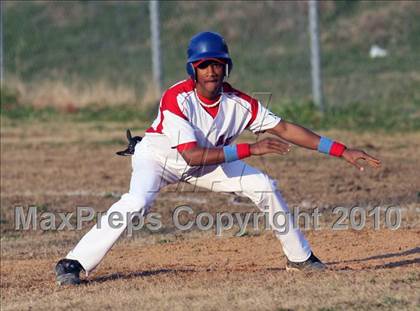 Thumbnail 3 in Austin-East vs Oneida photogallery.