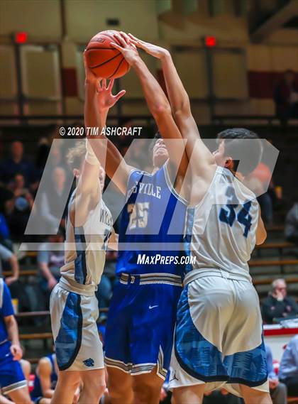 Thumbnail 2 in Batesville vs Franklin County (IHSAA Sectional Playoff) photogallery.