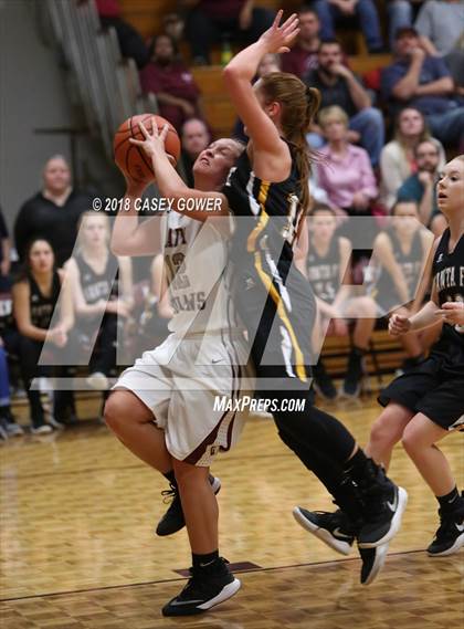 Thumbnail 2 in East Robertson vs Santa Fe (TSSAA 1A Quarterfinal) photogallery.